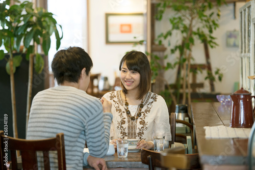 カフェでコーヒーを飲むカップル Wall Mural Wallpaper Murals Ohayou カフェでコーヒーを飲むカップル Wall Mural Wallpaper Murals Ohayou
