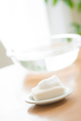 洗面器と泡の付いた石鹸