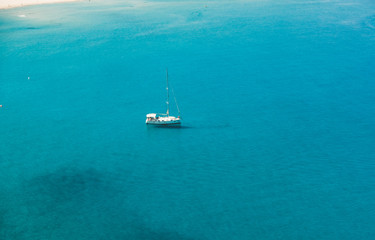 Fototapeta premium Beautiful White Beach with Boat in the Turquoise Sea of Sardinia
