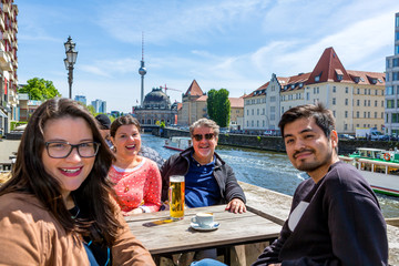 Family poses for a portrait together while sharing moments next to Spree River in Berlin © Alejandro
