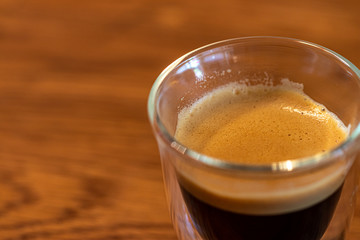 espresso crema detail auf dunklem holztisch