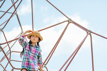 公園で遊ぶ女の子