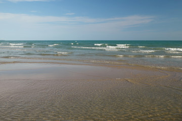 Obraz premium summer beach with clear blue sky and clouds