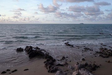 Fototapeta premium beautiful sunrise sky and clouds over sea beach