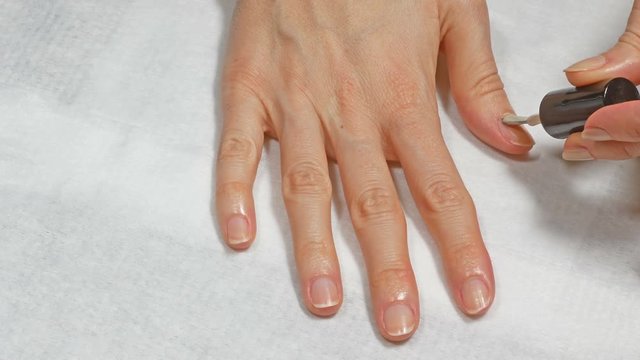 Application of base to the nails of the right hand