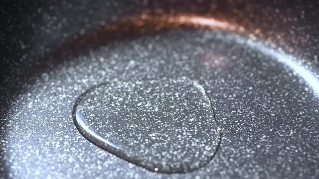 フライパンに油を注ぐ
