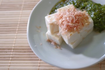 冷ややっこのメカブ添え