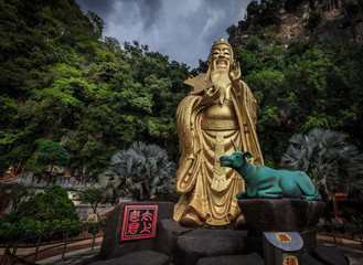 Goldene Statue von Konfuzius im Ling Sen Tong Höhlentempel bei Ipoh, Malaysia