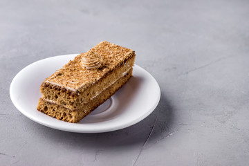Small Honey Cake on White Plate Grey Background Tasty Beautiful Dessert Honey Cake Pastry Copy Space Horizontal