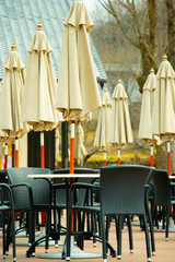 テラスに並べられたテーブルセットとパラソル