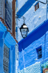 Straße in der blauen Stadt Chefchaouen in Marokko © Delphotostock