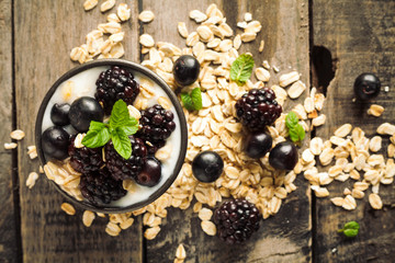 Proteic greek yogurts with fruits: blueberries and blackberries, oatmeal and mint