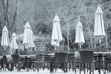 テラスに並べられたテーブルトップパラソル