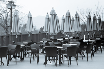 テラスに並べられたテーブルセットとパラソル