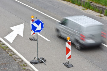 travaux chantier route  voiture auto carbone signalisation file mobilite vitesse