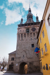 Obraz premium Wide view of the Clock Tower in Sighisoara, on a sunny day