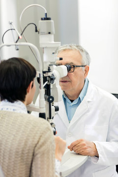 Senior ophthalmologist determines diopter to female patient