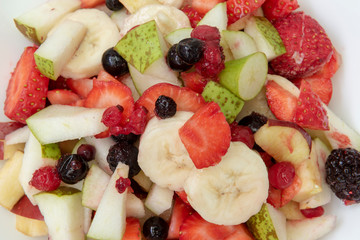 Un plato con frutas variadas