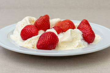 Helado de vainilla con fresas