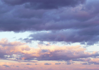 Fototapeta premium Cloudscape. Piękne niebo. Kolorowe dramatyczne niebo z chmurami o zachodzie / wschodzie słońca. Jasne niebieskie, różowe, pomarańczowe i żółte kolory zachodu / wschodu słońca. Abstrakcyjne tło. Selektywna ostrość
