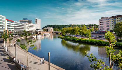Saarbrücken, Saarland – Panorama XXL Stadtzentrum mit Saar im Sommer