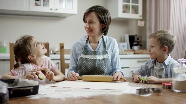 mother let children start do differ kind of cookies they whant to cook