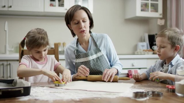 mother let children start do differ kind of cookies they whant to cook flow camera