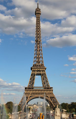 Fototapeta na wymiar Eiffel Tower with fountains of Trocadero Quartier