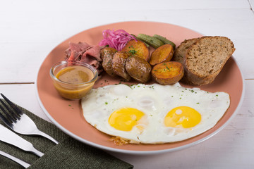 Fried egg served with pastrami