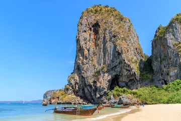 Photo sur Plexiglas Railay Beach, Krabi, Thaïlande Belle mer bleu turquoise clair et bateaux à Ao Phra Nang près de la plage de Railay, Krabi, Thaïlande