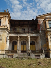 Obraz premium Fragment of a beautiful facade of a ruined palace with a balcony and columns
