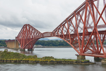 Obraz premium The Forth Rail Bridge, Scotland, connecting South Queensferry (Edinburgh) with North Queensferry (Fife).
