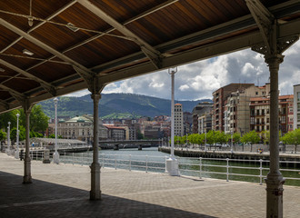 Vista de la ciudad de Bilbao en el pais vasco español y el rio nervion