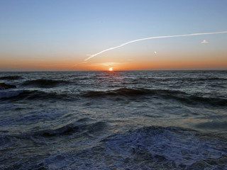 tramonto arancione nel mare blu