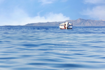 Naklejka premium White motor boat floating over the calm blue sea