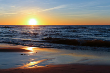 Fototapeta na wymiar Evening sun over the waves of the Baltic Sea