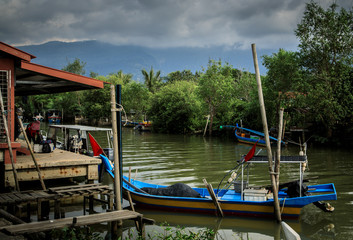 Fototapeta premium Traditionelle Fischerboote in einer Flußlandschaft in Malaysia