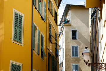 Fototapeta na wymiar Windows with shutters in Old Town of Nice