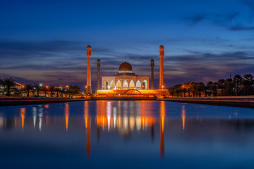Obraz premium Beautiful Central Mosque in sunset sky and reflection, Songkhla province, Southern of Thailand.