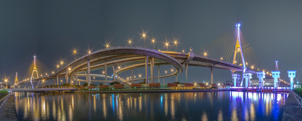 Obraz premium Pnorama Bhumibol Bridge, Chao Phraya River Bridge. Turn on the lights in many colors at night.