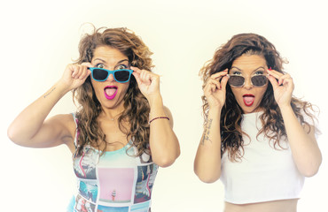 Amigas jóvenes con gafas de sol y con expresiones