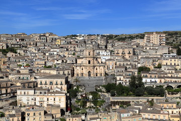 Fototapeta na wymiar Duomo di San Giorgio con panorama della città di Modica