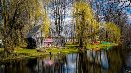 Fototapeta premium barn by the water 
