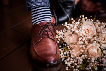 shoes brown shoes flowers bouquet roses floor