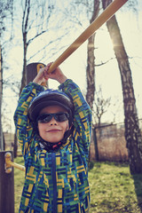 mały chłopak w okularach podciąga się  © ftomasz