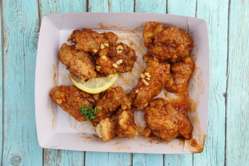 Poulet au citron dans une barquette