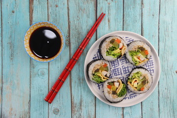 Maki légumes, baguettes, sauce soja