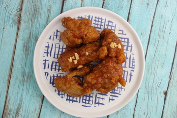 Poulet au caramel sur une assiette