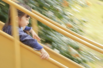Fototapeta premium 滑り台で遊ぶ幼児(4歳児)