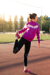 Obraz premium Young sporty woman doing exercises on mat